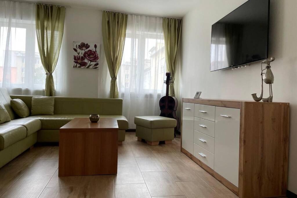 Newly Renovated 2 Rooms Apartment Downtown Нитра Экстерьер фото