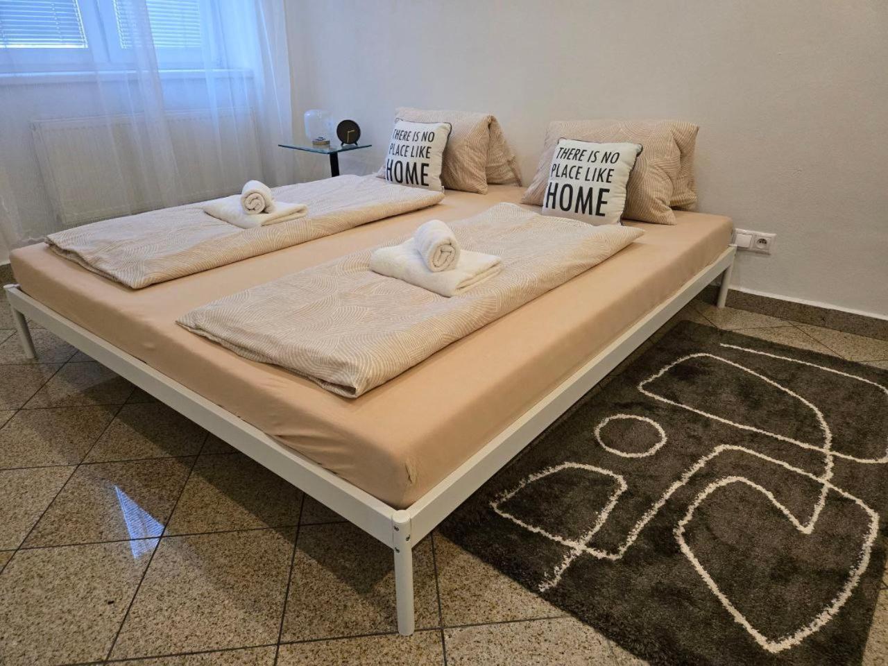 Newly Renovated 2 Rooms Apartment Downtown Нитра Экстерьер фото