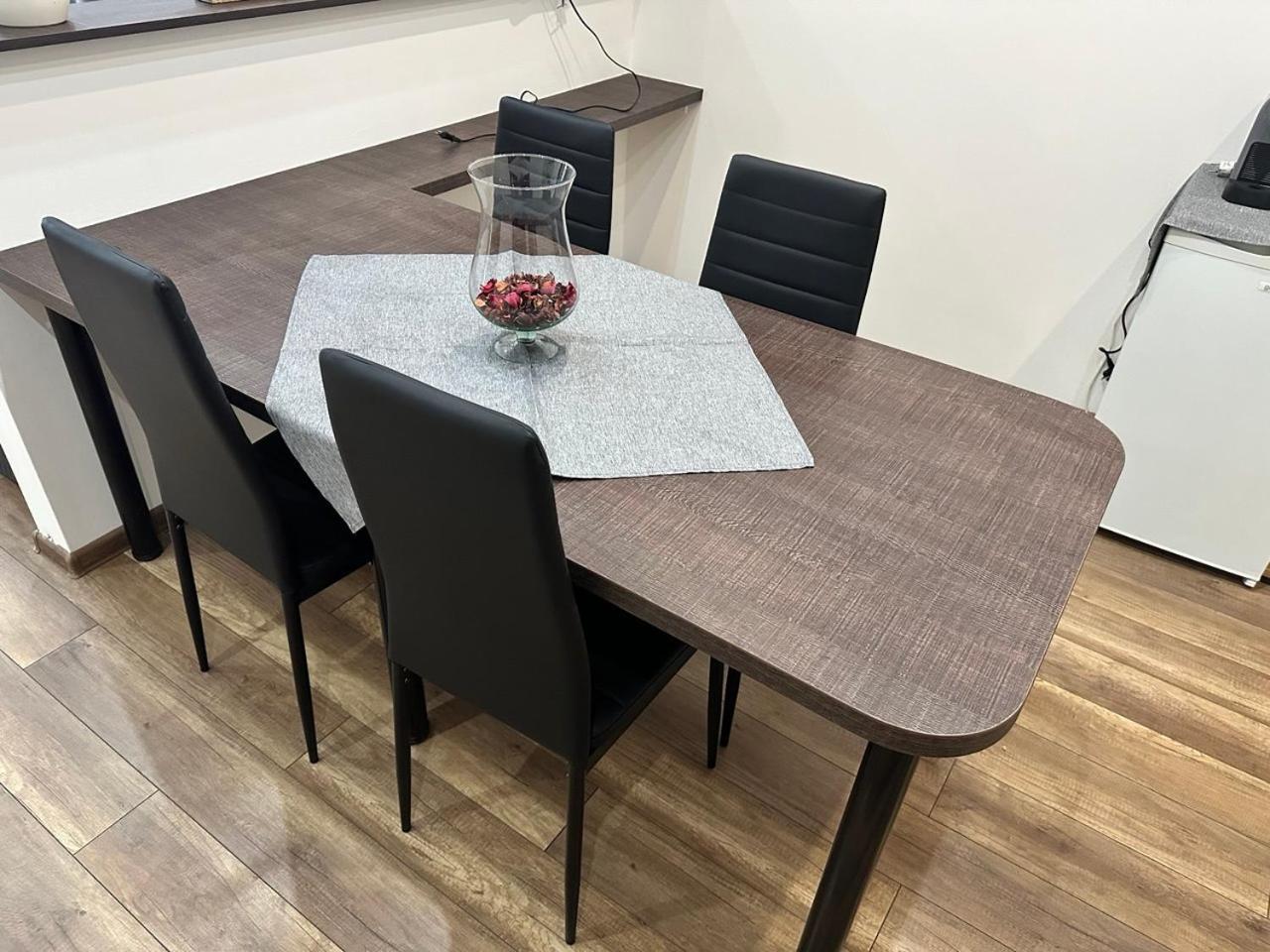 Newly Renovated 2 Rooms Apartment Downtown Нитра Экстерьер фото